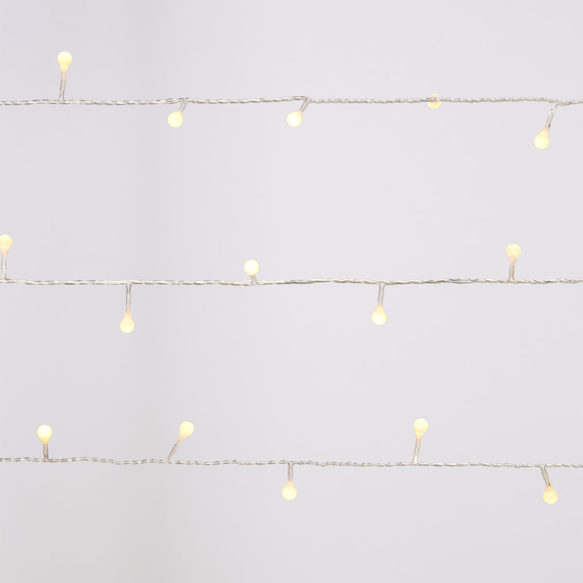 Weiße Lichterkette mit kleinen runden Birnen.