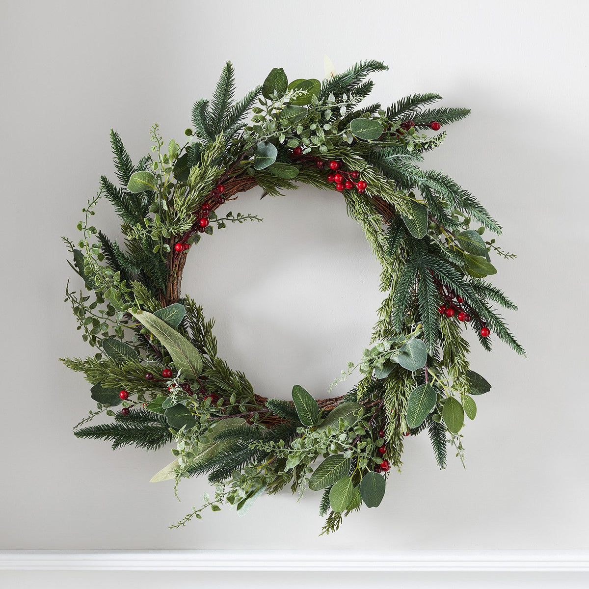 45cm Weihnachtskranz mit Tannenzweigen und roten Beeren